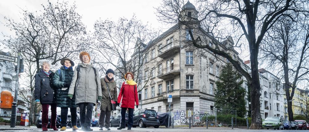 Das Geisterhaus FLORA an der Ecke Odenwaldstraße/Stubenrauchstraße, mit Ingrid Schipper, Heidrun Birke, Monika Krusenbaum, Sabine Küppersbusch
und Gunhild Reuter.