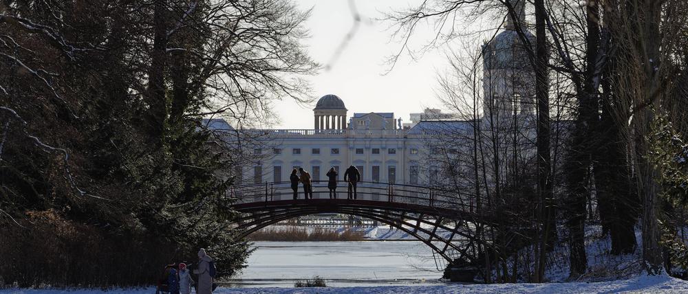 Winterlicher Blick vom Park auf das Schloss Charlottenburg.