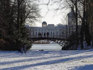 Winterlicher Blick vom Park auf das Schloss Charlottenburg.