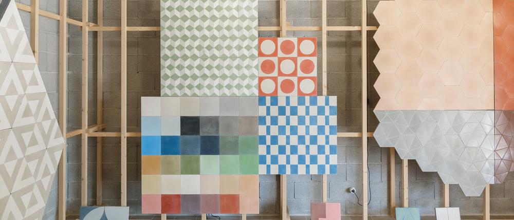 Der Showroom des Fliesenherstellers Huguet auf Mallorca zeigt den Formen- und Farbenreichtum der Manufaktur.