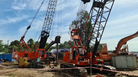 Kräne stehen auf einer Baustelle.