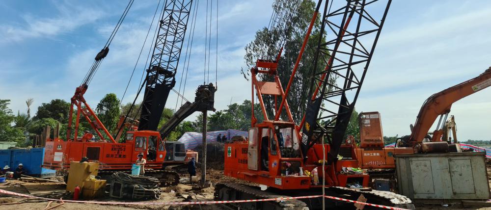 Kräne stehen auf einer Baustelle.