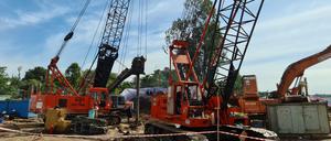 Kräne stehen auf einer Baustelle.