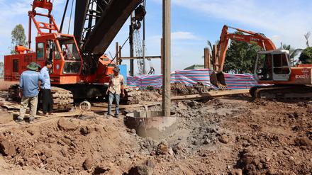 Rettungskräfte stehen an einem Rohr auf einer Baustelle. Drei Tage nach dem Sturz eines Jungen in ein 35 Meter tiefes Betonrohr im Südwesten von Vietnam versuchen Einsatzkräfte weiter, den Zehnjährigen zu retten.
