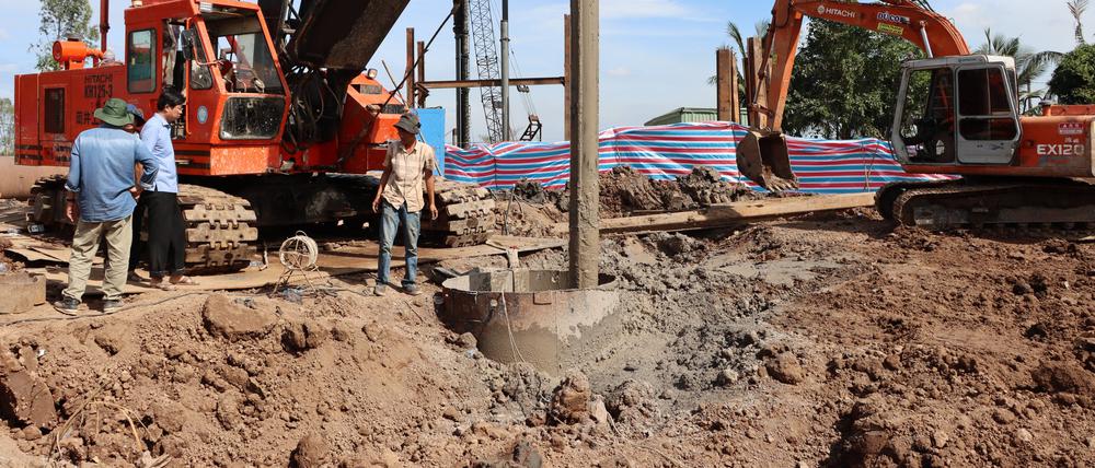 Rettungskräfte stehen an einem Rohr auf einer Baustelle. Drei Tage nach dem Sturz eines Jungen in ein 35 Meter tiefes Betonrohr im Südwesten von Vietnam versuchen Einsatzkräfte weiter, den Zehnjährigen zu retten.