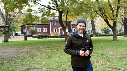 Derk Ehlert im Köllnischen Park. Vor Dienstbeginn ist er meist draußen unterwegs.