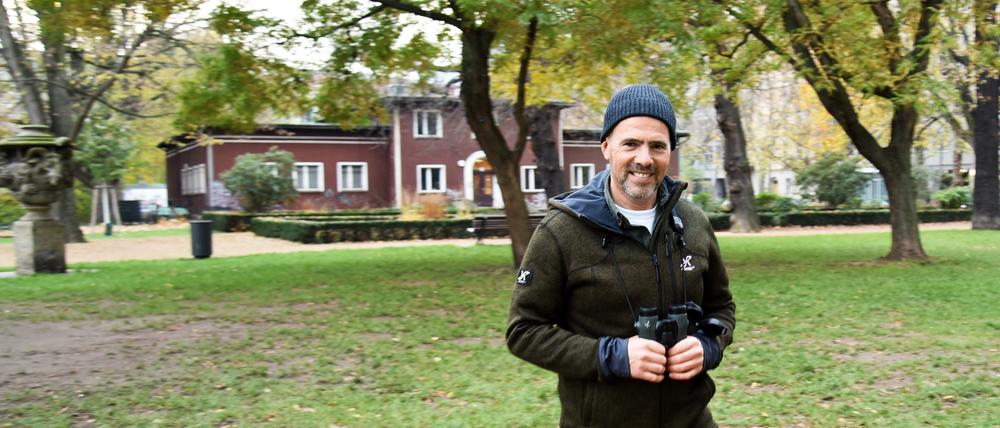 Derk Ehlert im Köllnischen Park. Vor Dienstbeginn ist er meist draußen unterwegs.