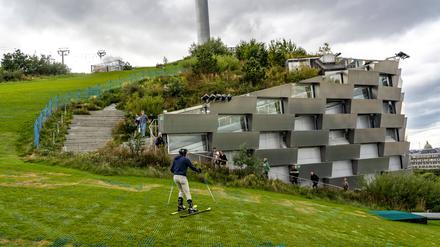 Müllverbrennungsanlage und künstlicher Skihang, Ski fahren mit Blick auf Skilift, 90 Meter hoch und 400 Meter lange Piste auf Kunstrasen, Kopenhagen, Dänemark, Copenhill 