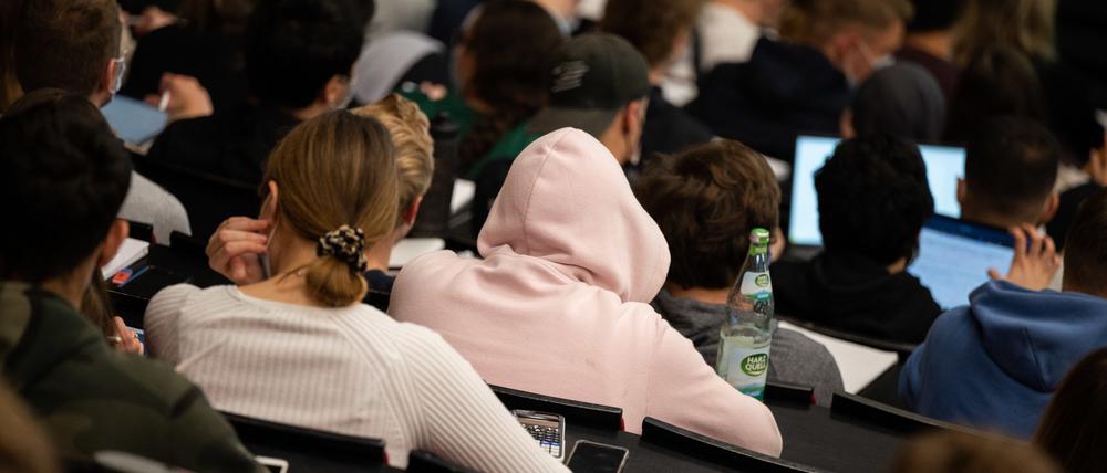 Studenten sitzen in einer Vorlesung im Audimax der Universität Hannover. 