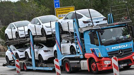 Neue Elektrofahrzeuge vom Typ Model Y werden mit einem Lkw vom Werk der Tesla Gigafactory Berlin-Brandenburg vom US-Elektroautobauer Tesla abgeholt.