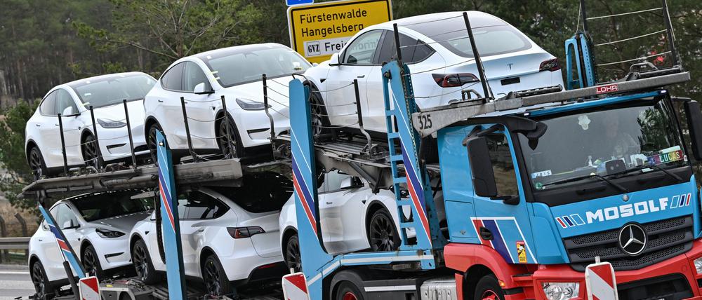 Neue Elektrofahrzeuge vom Typ Model Y werden mit einem Lkw vom Werk der Tesla Gigafactory Berlin-Brandenburg vom US-Elektroautobauer Tesla abgeholt.