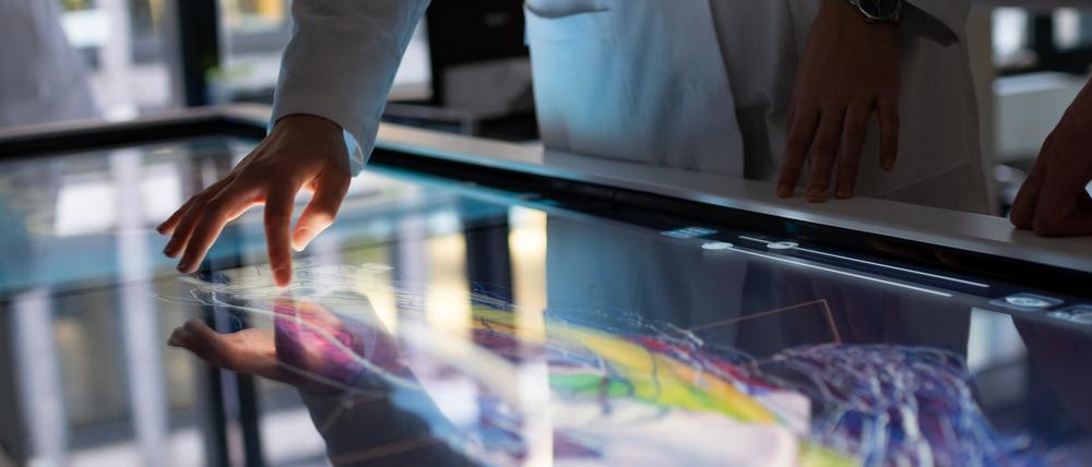 Am digitalen Seziertisch - hier an der Medical School Hamburg - lernen die Studierenden die menschliche Anatomie kennen.