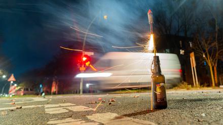 In der Neujahrsnacht waren Polizisten und Feuerwehrleute im Einsatz angegriffen worden, unter anderem mit Böllern und Raketen. 