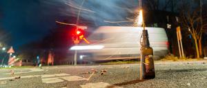 In der Neujahrsnacht waren Polizisten und Feuerwehrleute im Einsatz angegriffen worden, unter anderem mit Böllern und Raketen. 