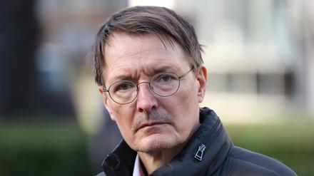 Karl Lauterbach (SPD), Bundesgesundheitsminister, gibt nach dem Besuch der Klinik für Kinder- und Jugendmedizin am Charité Virchow-Klinikum CVK Berlin ein Pressestatement.