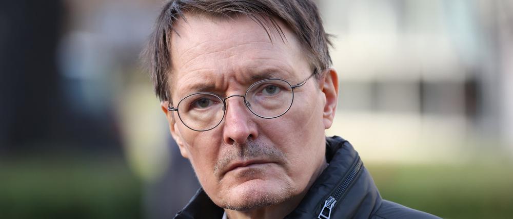 Karl Lauterbach (SPD), Bundesgesundheitsminister, gibt nach dem Besuch der Klinik für Kinder- und Jugendmedizin am Charité Virchow-Klinikum CVK Berlin ein Pressestatement.