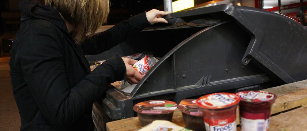 Abgelaufene Lebensmittel dürfen nicht aus Containern von Supermärkten entnommen werden – auch wenn sie noch genießbar sind.