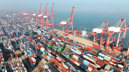 Diese Luftaufnahme zeigt das Containerterminal im Hafen von Lianyungang in der ostchinesischen Provinz Jiangsu. 