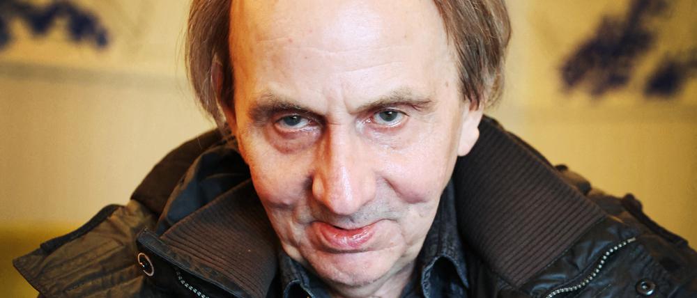 Achtung, hier sinnt einer über seine nächste Gemeinheit nach. Der Schriftsteller Michel Houllebecq.