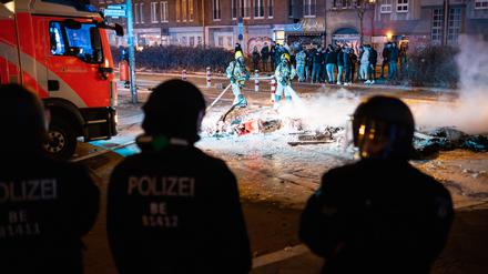 Feuerwehr im Löscheinsatz in der Berliner Silvesternacht.
