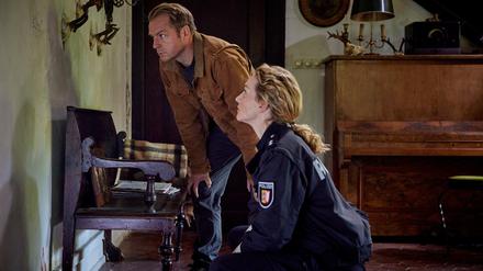 Hannah Wagner (Jana Klinge) und Hauke Jacobs (Hinnerk Schönemann) am Tatort.