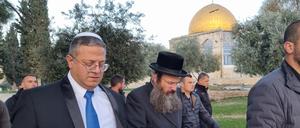Vor Ort und gleich auf Twitter. Dieses Foto hat der israelische Minister für nationale Sicherheit Itamar Ben-Gvir (links) am Dienstag in den sozialen Medien veröffentlicht.