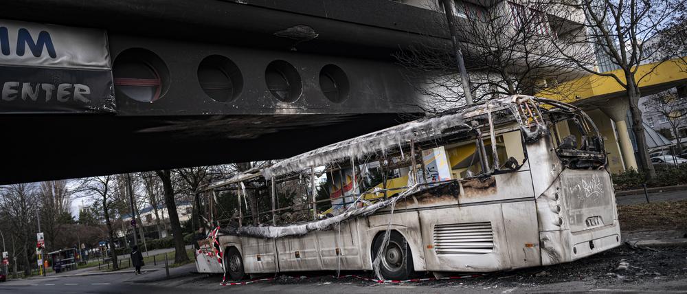 03.01.2023, Berlin: Ein ausgebrannter Reisebus steht nach Krawallen in der Silvesternacht vor einem beschädigten Wohnhaus im Berliner Bezirk Neukölln. Foto: Fabian Sommer/dpa +++ dpa-Bildfunk +++