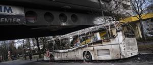 03.01.2023, Berlin: Ein ausgebrannter Reisebus steht nach Krawallen in der Silvesternacht vor einem beschädigten Wohnhaus im Berliner Bezirk Neukölln. Foto: Fabian Sommer/dpa +++ dpa-Bildfunk +++