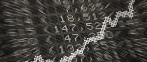 Die große Anzeige in der Börse zeigt die Dax-Kurve und verschiedene Börsenkurse.