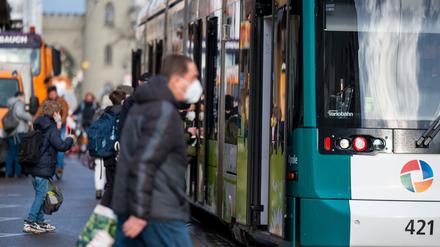 Für den öffentlichen Nahverkehr in Potsdam fordert die Linke ein kostenloses Schülerticket - doch ist genug Geld dafür da?