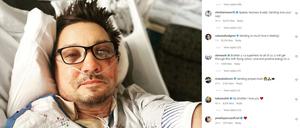Ein Foto zeigt Jeremy Renner mit Schläuchen in der Nase, einem blauen Auge und Abschürfungen im Gesicht.