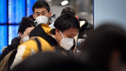 Reisende aus China am Pariser Flughafen Charles de Gaulle 