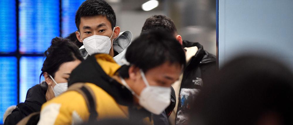 Reisende aus China am Pariser Flughafen Charles de Gaulle 
