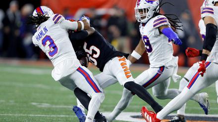 Bei diesem Spielzug brach Hamlin auf dem Spielfeld zusammen und wurde in einem kritischen Zustand ins Krankenhaus gebracht.