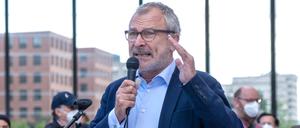 Mehrere hundert Menschen haben am Samstag 15.05.2021 in Berlin gegen Antisemitismus und fuer Solidaritaet mit Israel demonstriert. An der Kundgebung auf dem Potsdamer Platz nahmen unter anderem die Rechtsanwaeltin, Frauenrechtlerin und Moscheegruenderin Seyran Ates, der Berliner Antisemitismusbeauftragte Samuel Salzborn und der Gruenen-Politiker Volker Beck Foto teil. Veranstalteter waren das Mideast Freedom Forum Berlin, das Junge Forum der Deutsch-Israelischen Gesellschaft Berlin und das Juedische Forum fuer Demokratie und gegen Antisemitismus. Wir demonstrieren unseriehe epd-Meldung vom 15.05.2021 Solidaritaetskundgebung mit Israel und gegen Antisemitismus *** Several hundred people demonstrated on Saturday 15 05 2021 in Berlin aga Copyright: epd-bild/RolfxZoellner EDITORIAL USE ONLY