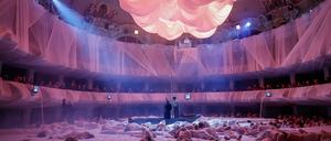 Darstellerinnen und Darsteller spielen während der Fotoprobe vor Premiere von Luigi Nonos "Intolleranza 1960" in der Komische Oper. +++ dpa-Bildfunk +++