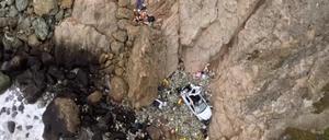 Ein Unfallopfer wird während der Rettungsaktion in einen Hubschrauber gehoben.