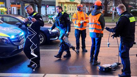 Als die Polizei eintraf, waren die Aktivist:innen gerade dabei, die Geräte an einen Generator anzuschließen.