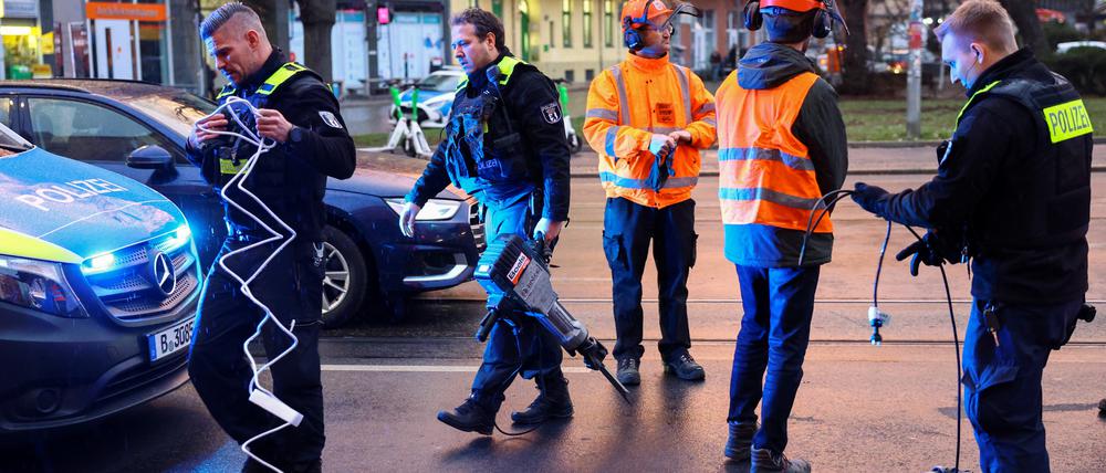 Als die Polizei eintraf, waren die Aktivist:innen gerade dabei, die Geräte an einen Generator anzuschließen.