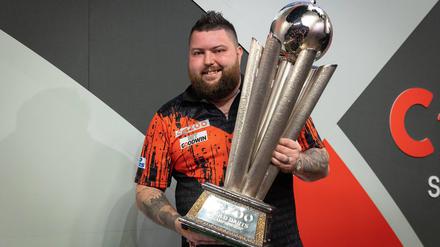 Große Sache. Weltmeister Michael Smith mit dem Pokal.