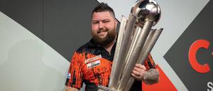 Große Sache. Weltmeister Michael Smith mit dem Pokal.