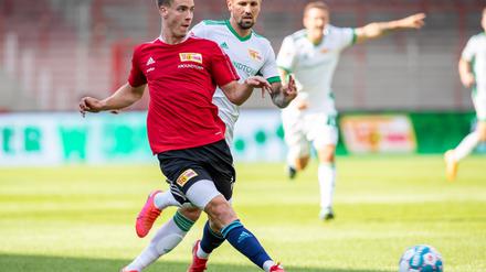 Ab zu Viktoria. Laurenz Dehl (in rot) in Aktion.