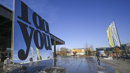 Eine Spiegelinstallation weist auf die aktuelle Ausstellung „I do You“ der Künstlerin Monica Bonvicini in der Neuen Nationalgalerie hin.