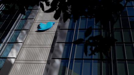 Ein Blick auf das Twitter-Logo in der Unternehmenszentrale in San Francisco (Symbolbild).