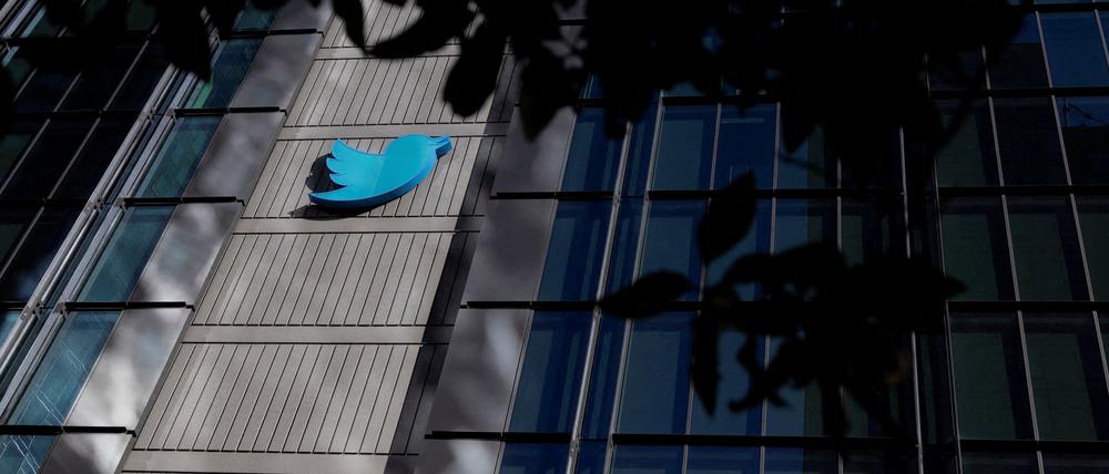 Ein Blick auf das Twitter-Logo in der Unternehmenszentrale in San Francisco (Symbolbild).