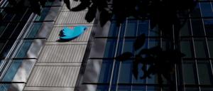 Ein Blick auf das Twitter-Logo in der Unternehmenszentrale in San Francisco (Symbolbild).
