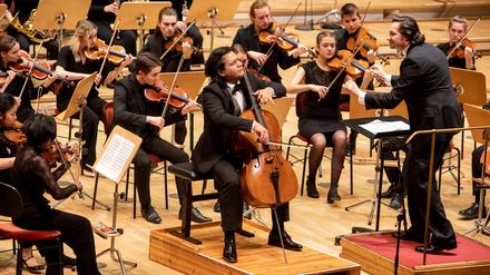 Solist Claudio Bohórquez und Orchesterleiter Peter Sommerer am Mittwoch im Konzerthaus.