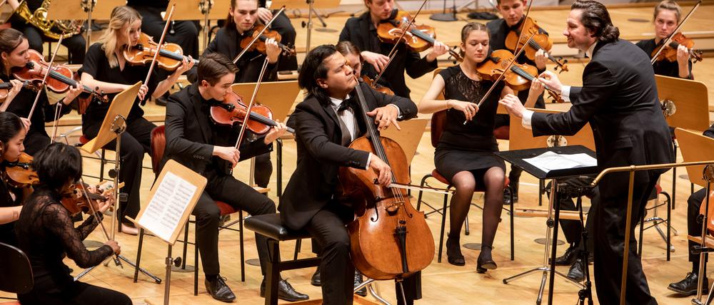 Solist Claudio Bohórquez und Orchesterleiter Peter Sommerer am Mittwoch im Konzerthaus.