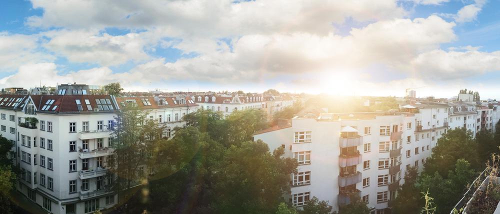 View over rooftops - city skyline at sunset
Trend2023