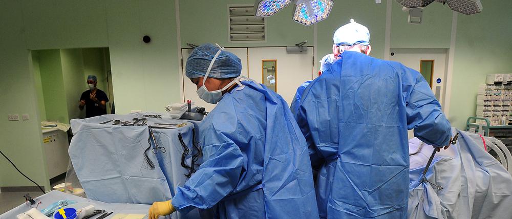 Die Überlastung des englischen Gesundheitsdienstes führt auch zu einer Häufung von Pannen bei Operationen (Symbolbild).